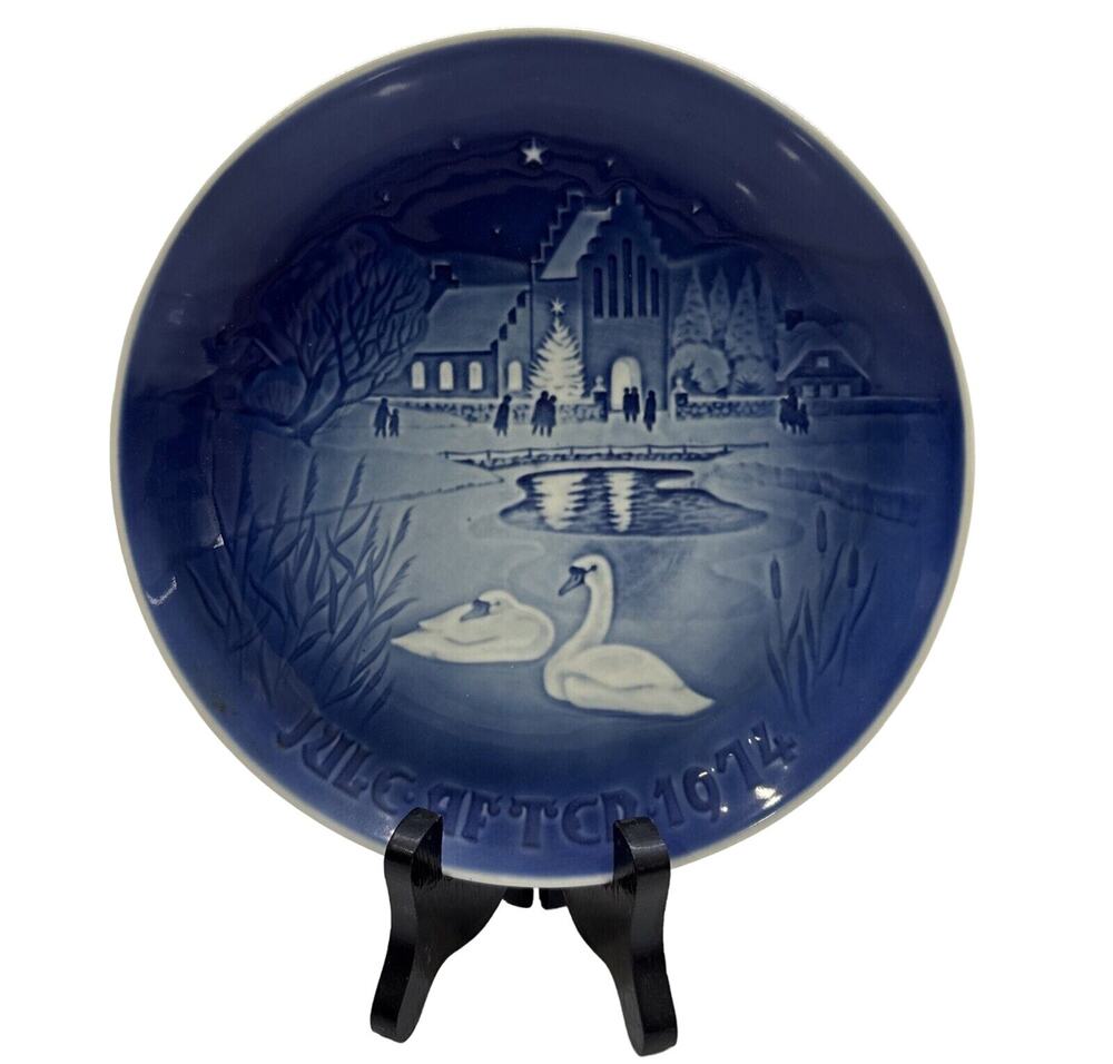 BING & GRONDAHL 1974 Christmas Plate B&G: Christmas in the Village with Stand